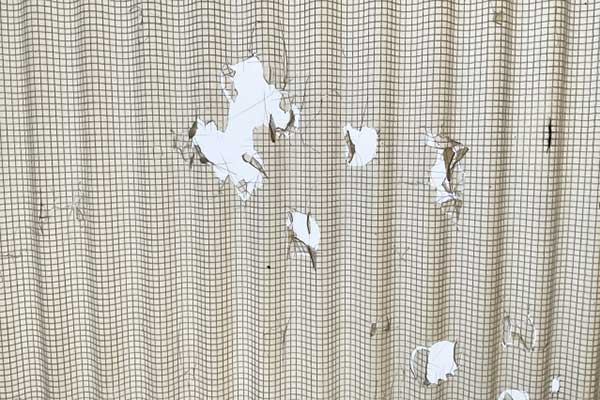 強風で飛来物がぶつかり、外壁が割れた・凹んだ