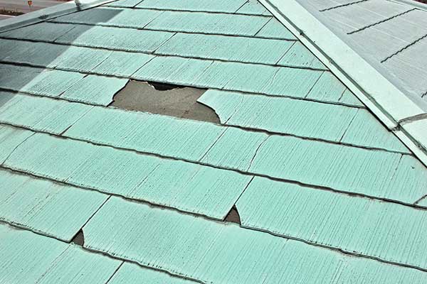 強風で瓦や棟板金が飛散した