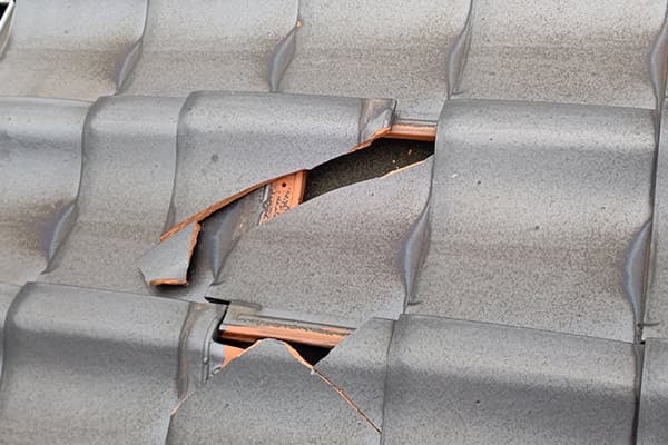 強風で屋根材（瓦・スレート）が破損した