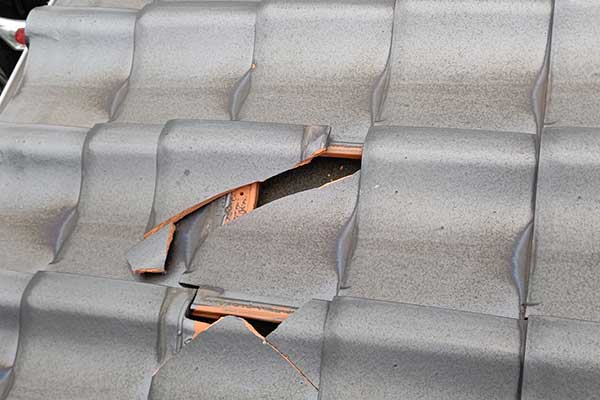 瓦やスレートの割れ・ズレ